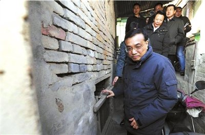 昨天，李克強(qiáng)看望包頭北梁棚戶區(qū)居民。新華社發(fā)
